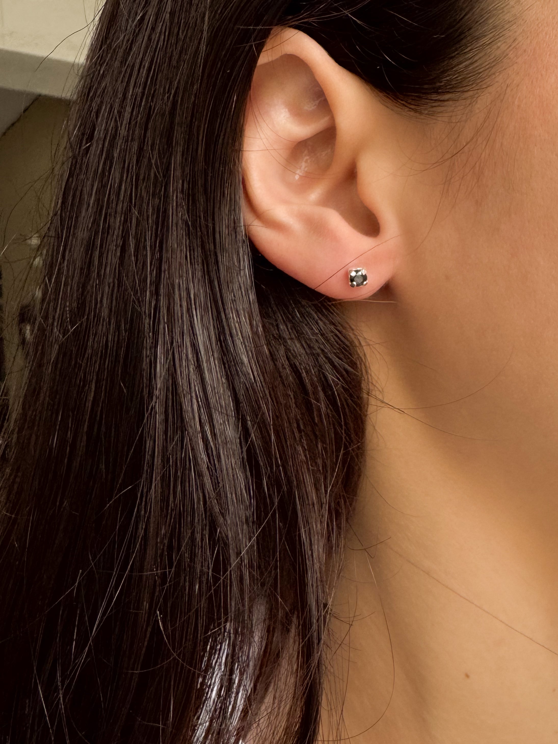 Brinco Ponto de Luz Ônix Baby Press - Prata 925