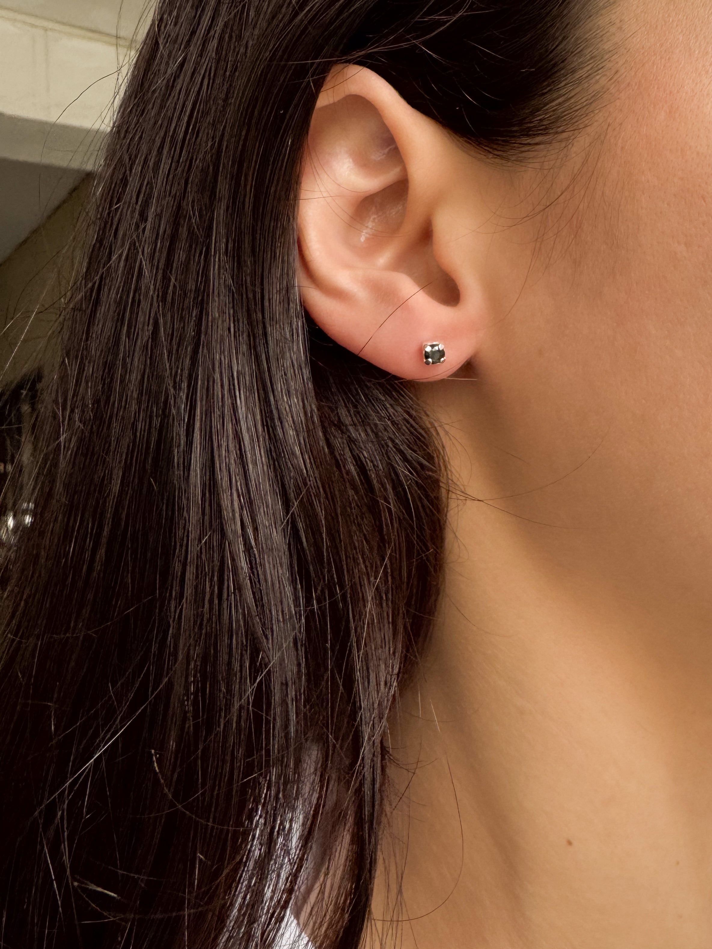 Brinco Ponto de Luz Ônix Baby Press - Prata 925