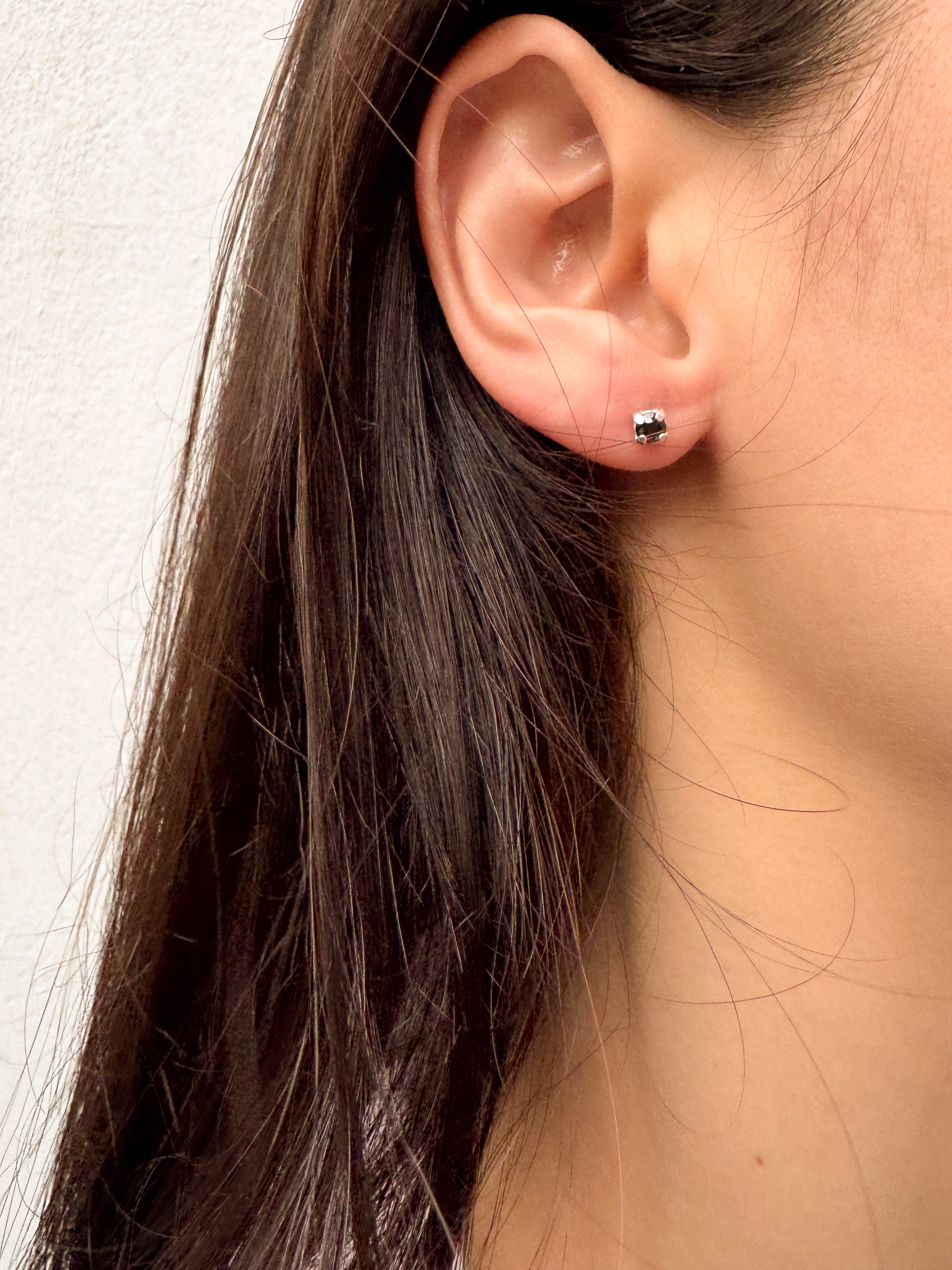 Brinco Ponto de Luz Ônix Baby Press - Prata 925