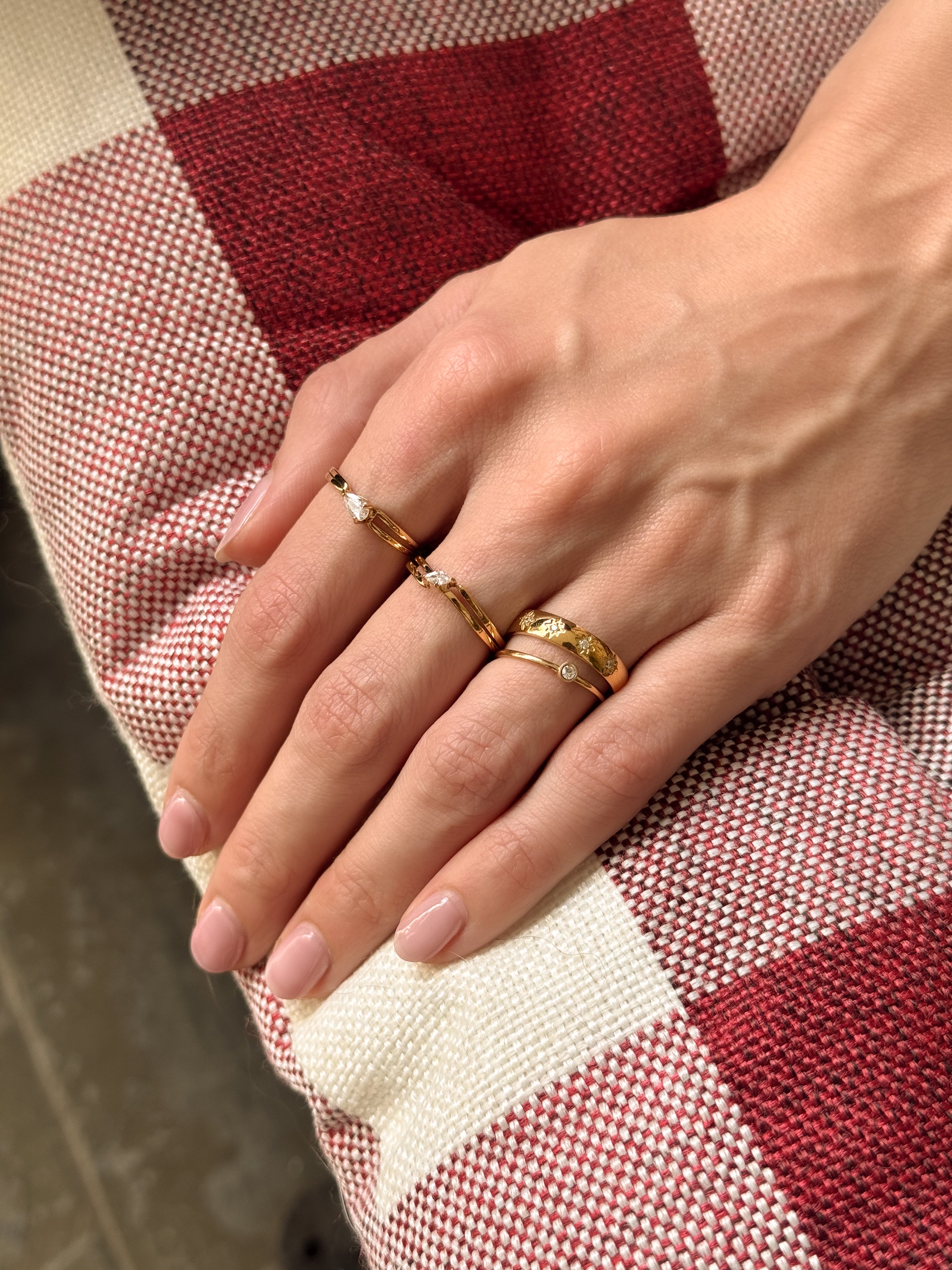 Anel Ponto de Luz Solitário - Dourado