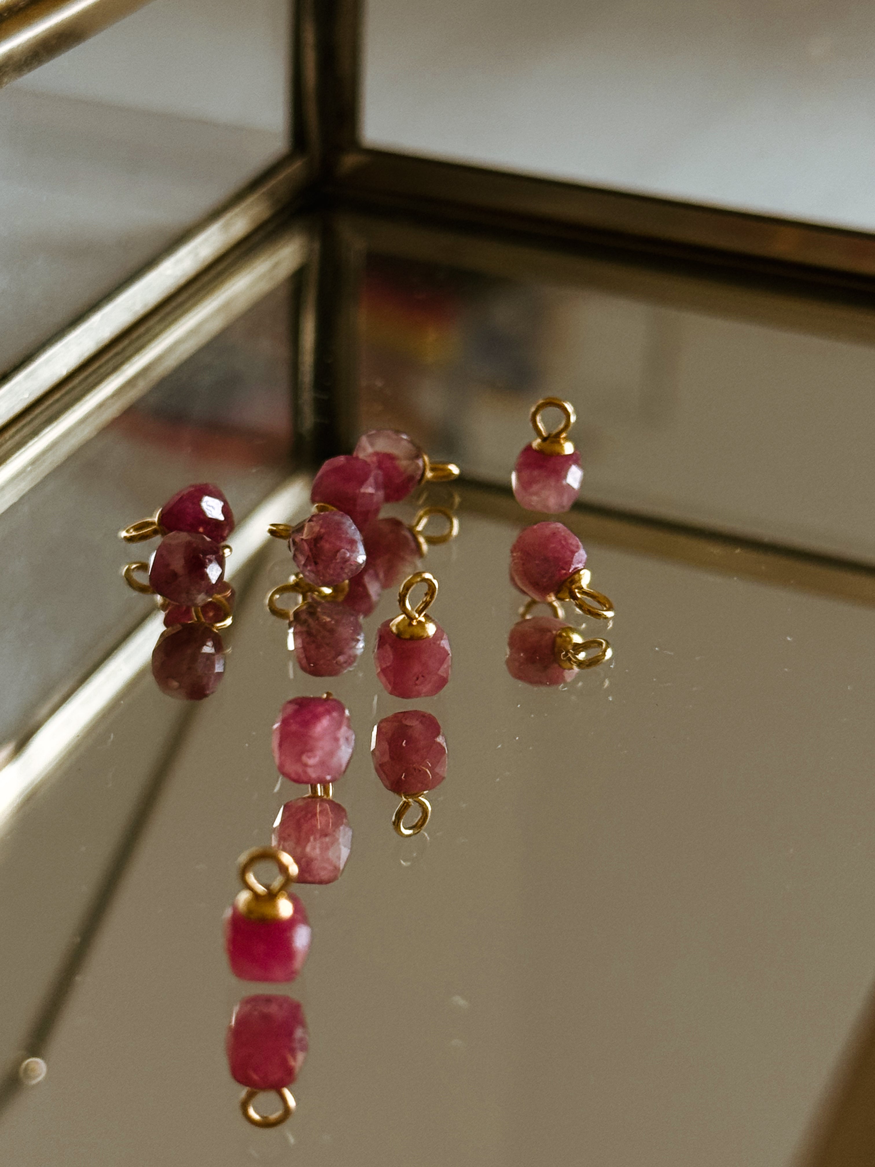 Pingente Mini Pedra Turmalina Rosa Natural - Dourada