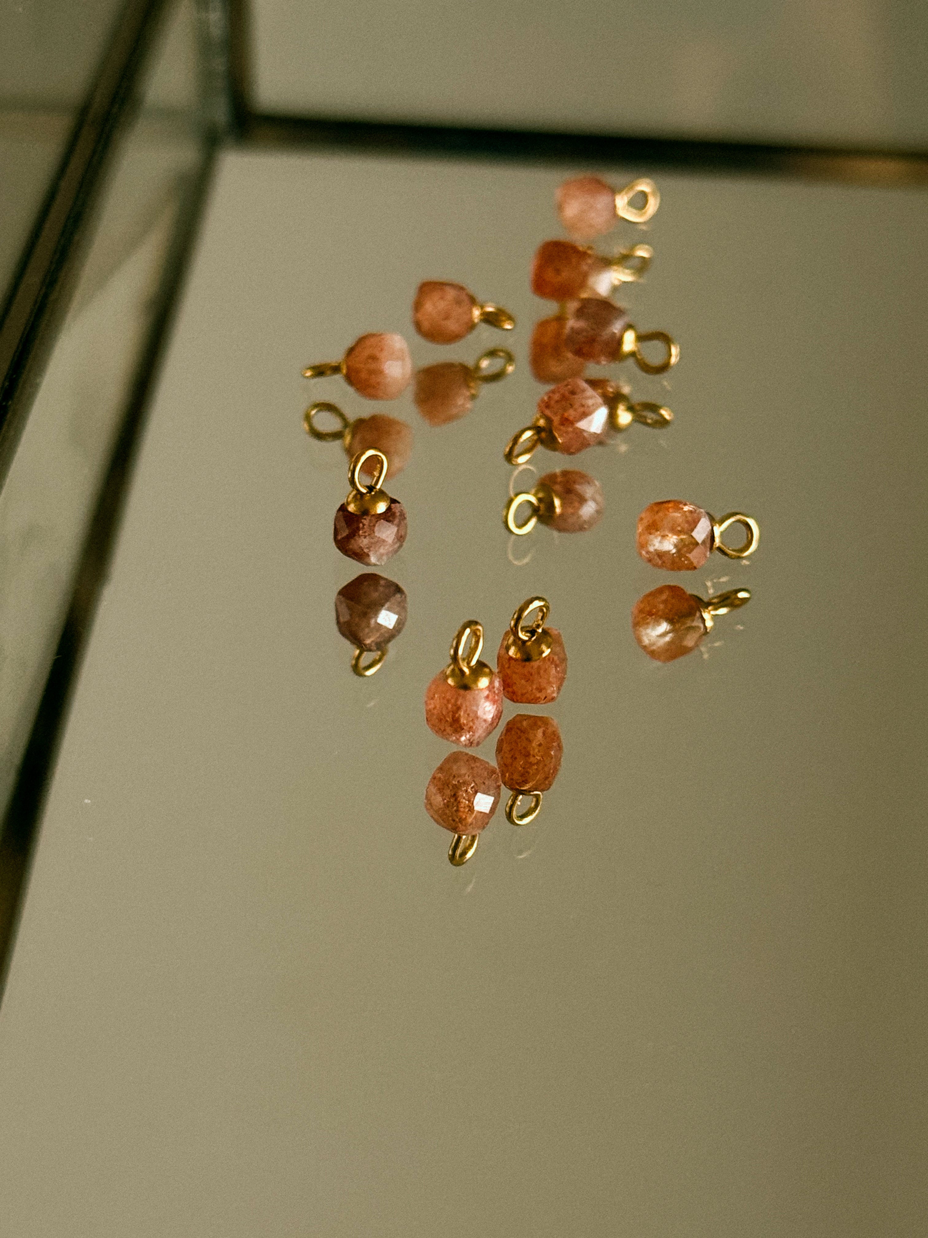 Pingente Mini Quartzo Strawberry Natural - Dourado