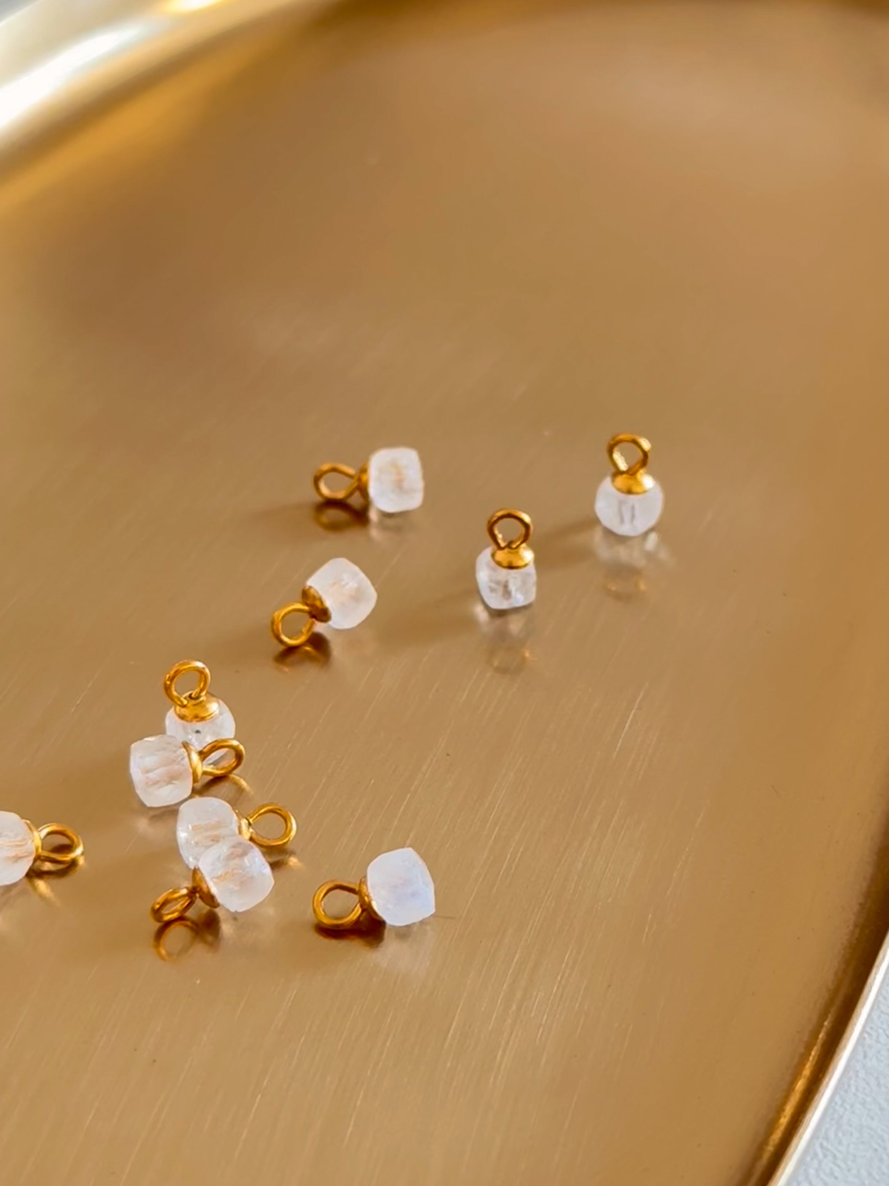 Pingente Mini Pedra de Cristal Natural - Dourado