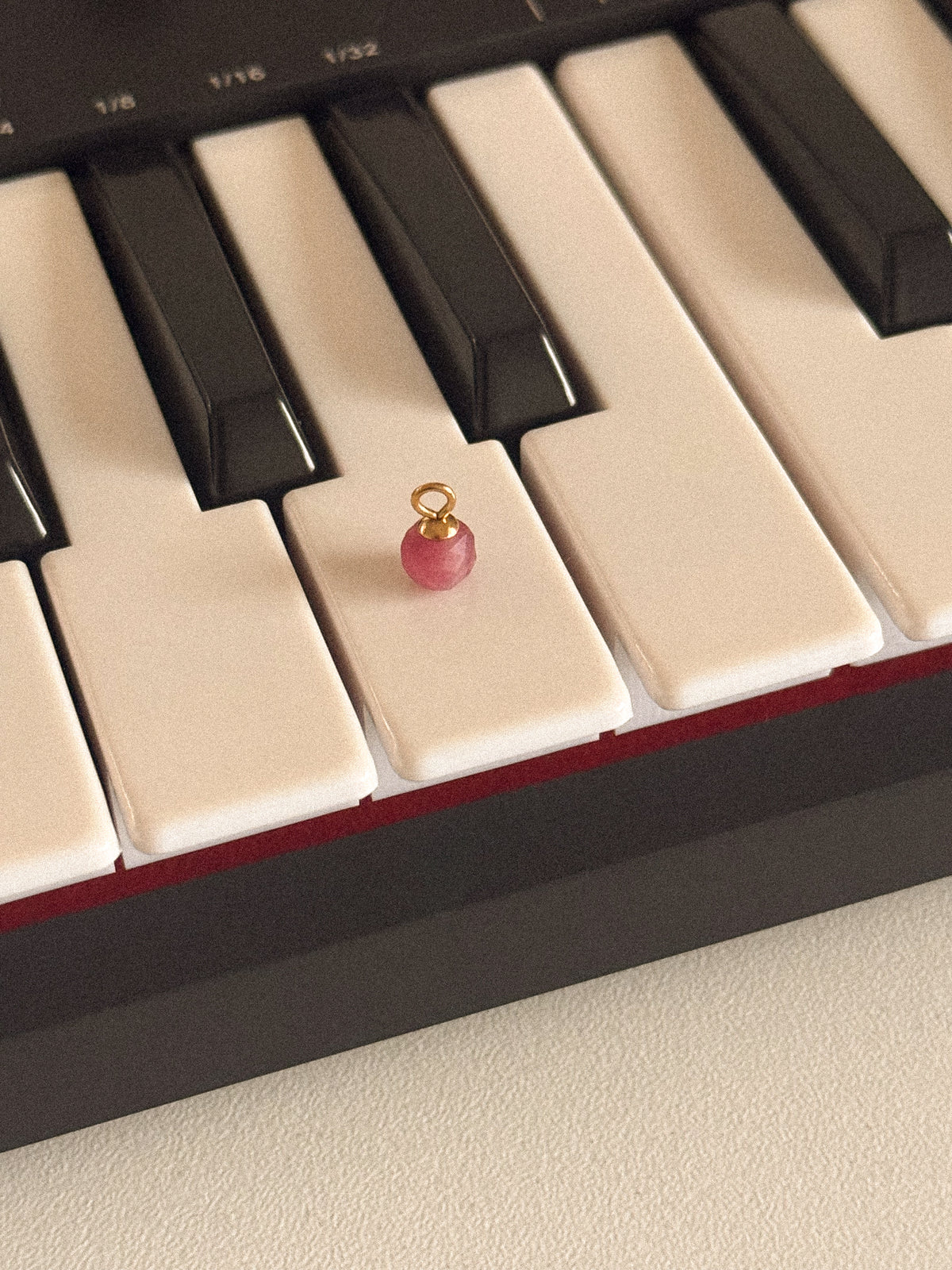 Pingente Mini Pedra Turmalina Rosa Natural - Dourada