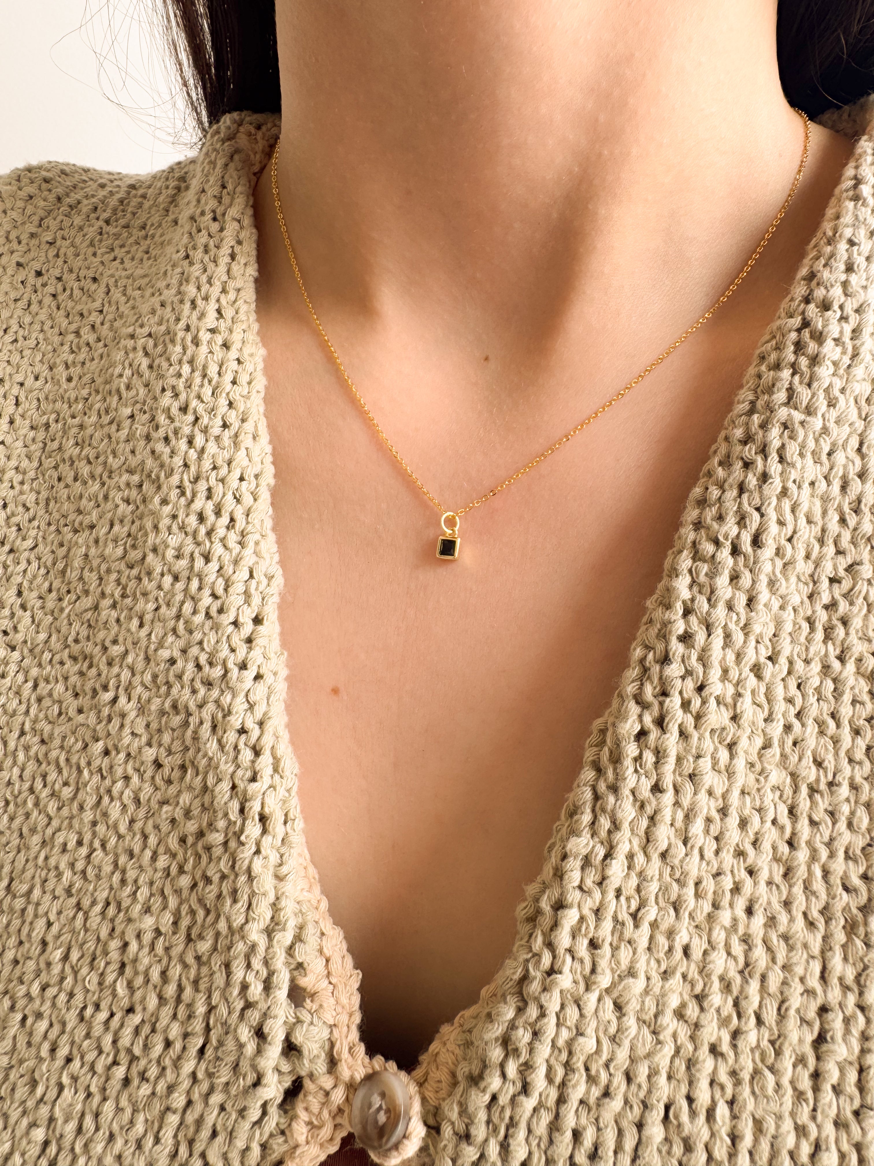 Colar Mini Square Black - Dourado