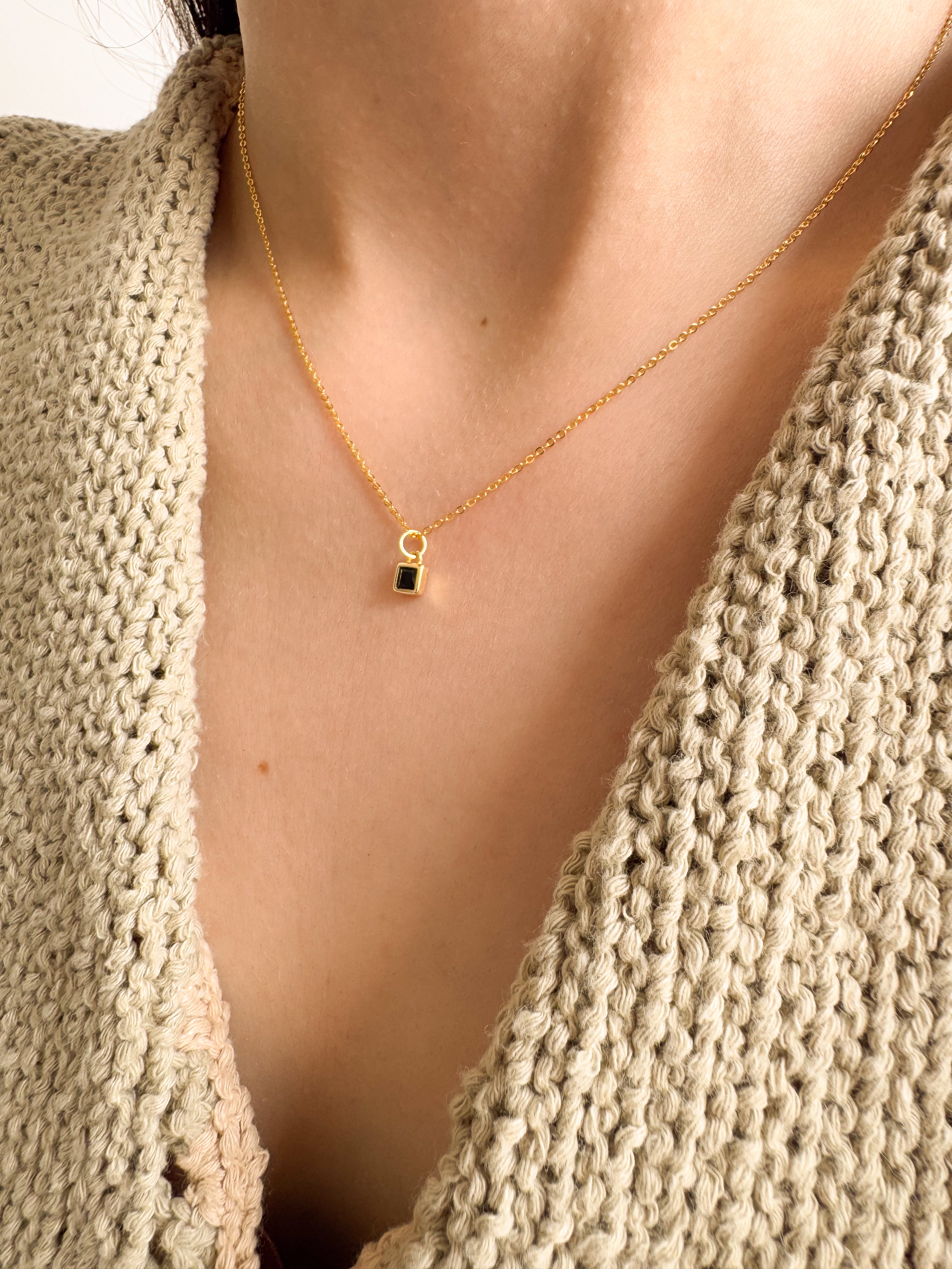 Colar Mini Square Black - Dourado