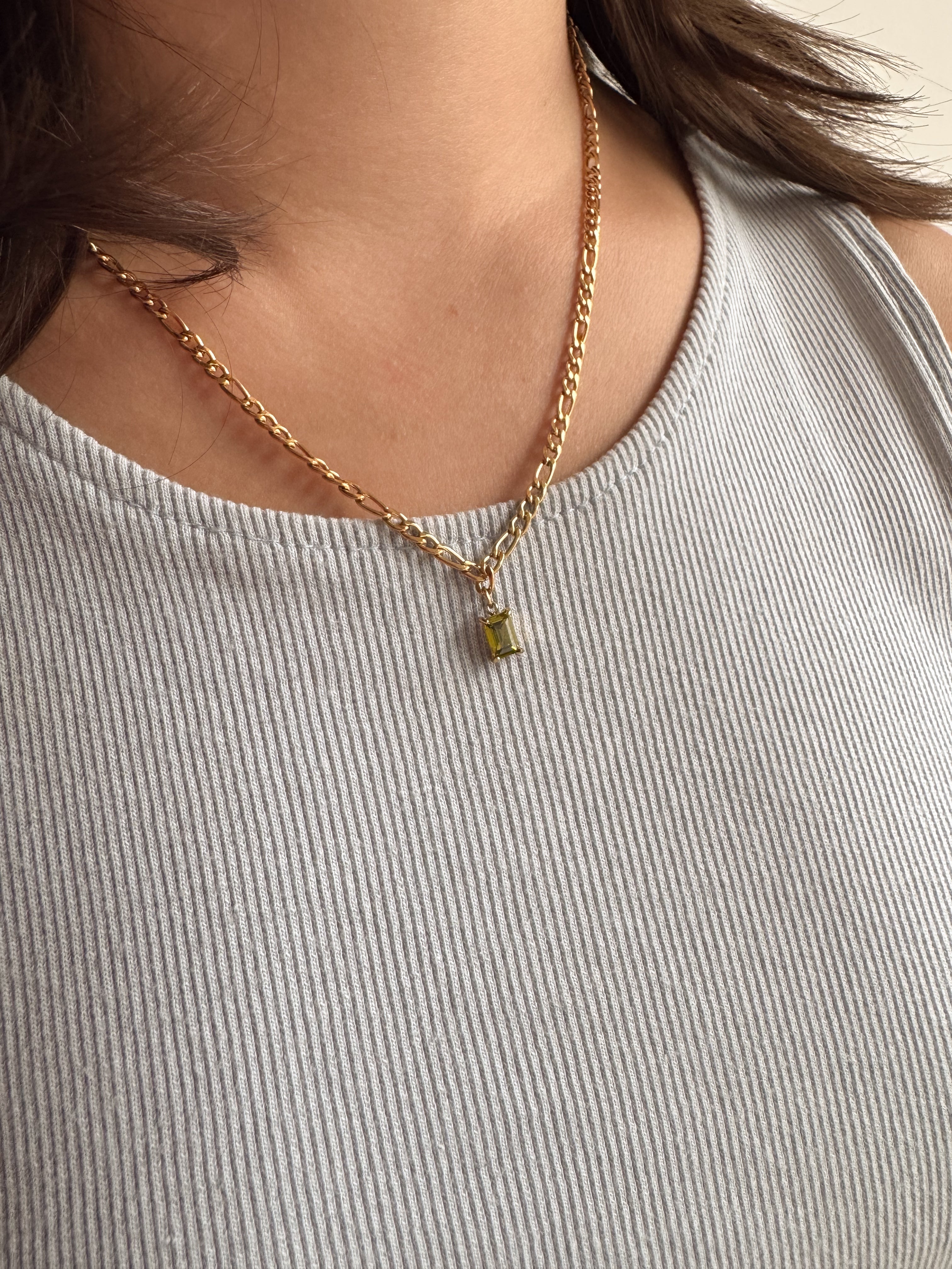 Colar Fígaro Pingente Pedrinha - Dourado