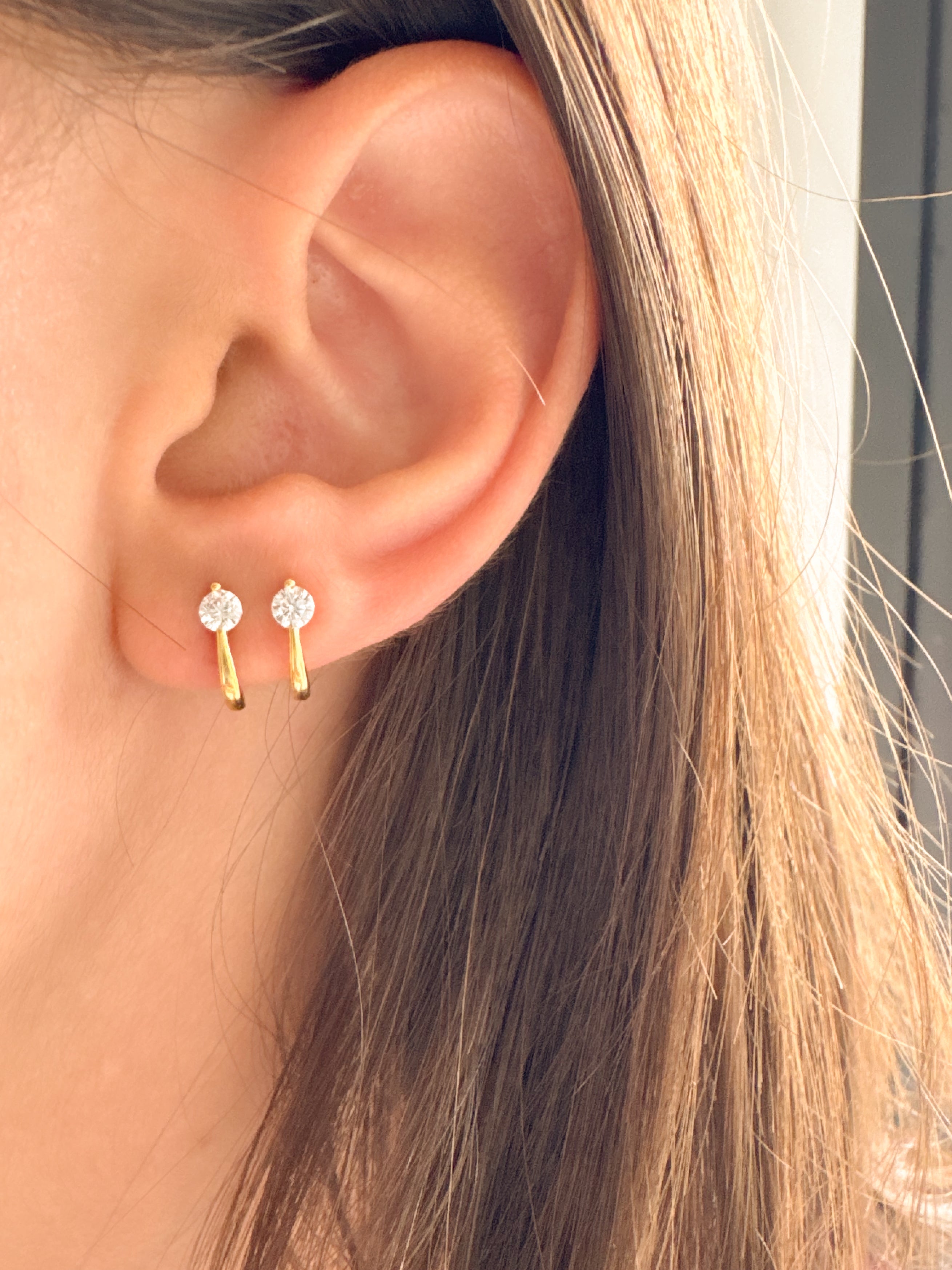 Brinco com Meia Argola e Zircônia - Dourado