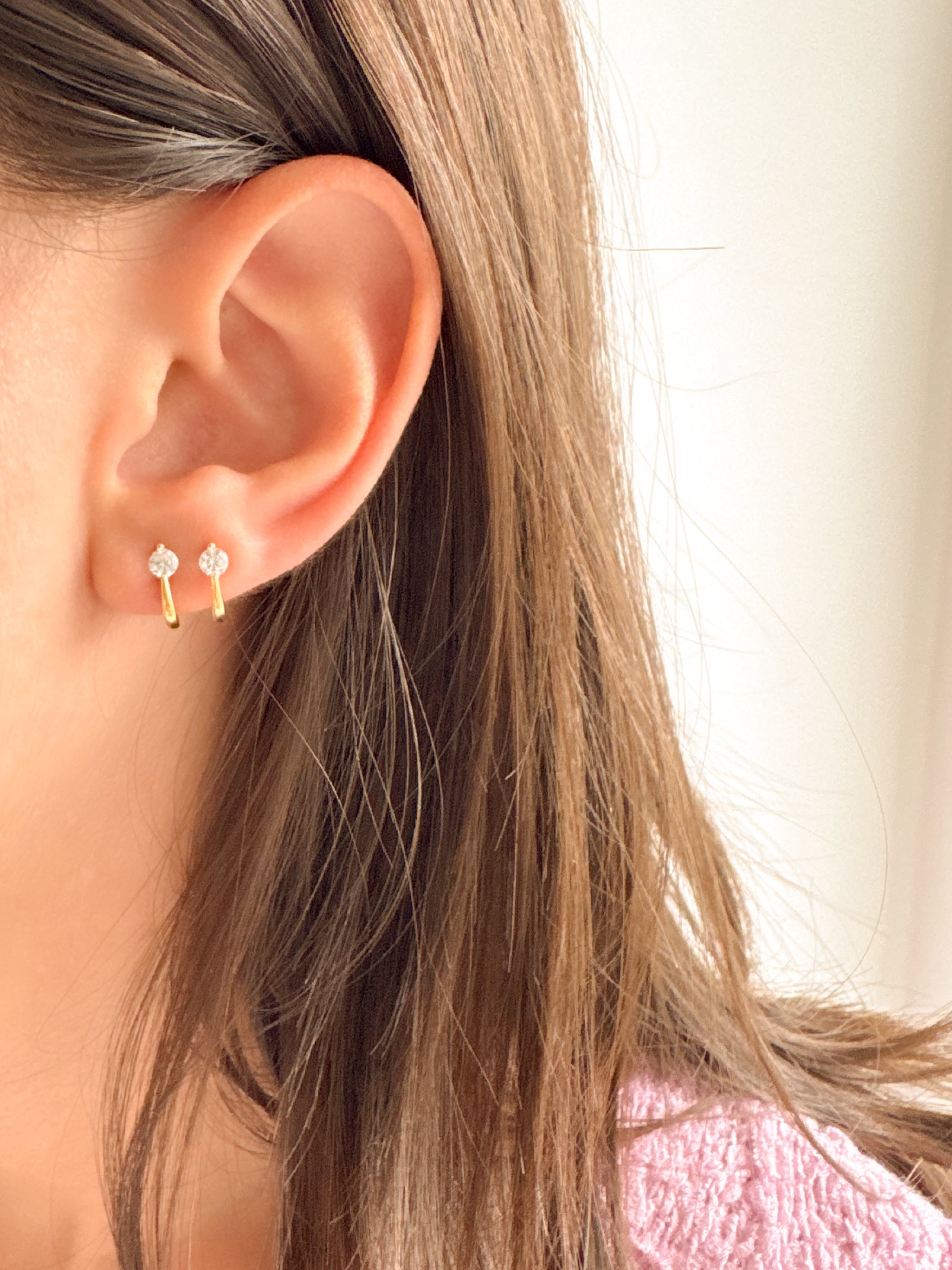 Brinco com Meia Argola e Zircônia - Dourado